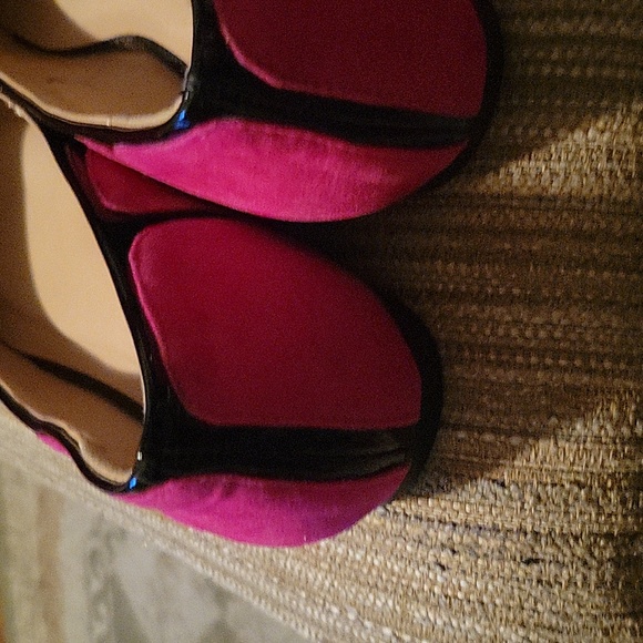 Pink and black shoes. - Picture 3 of 6